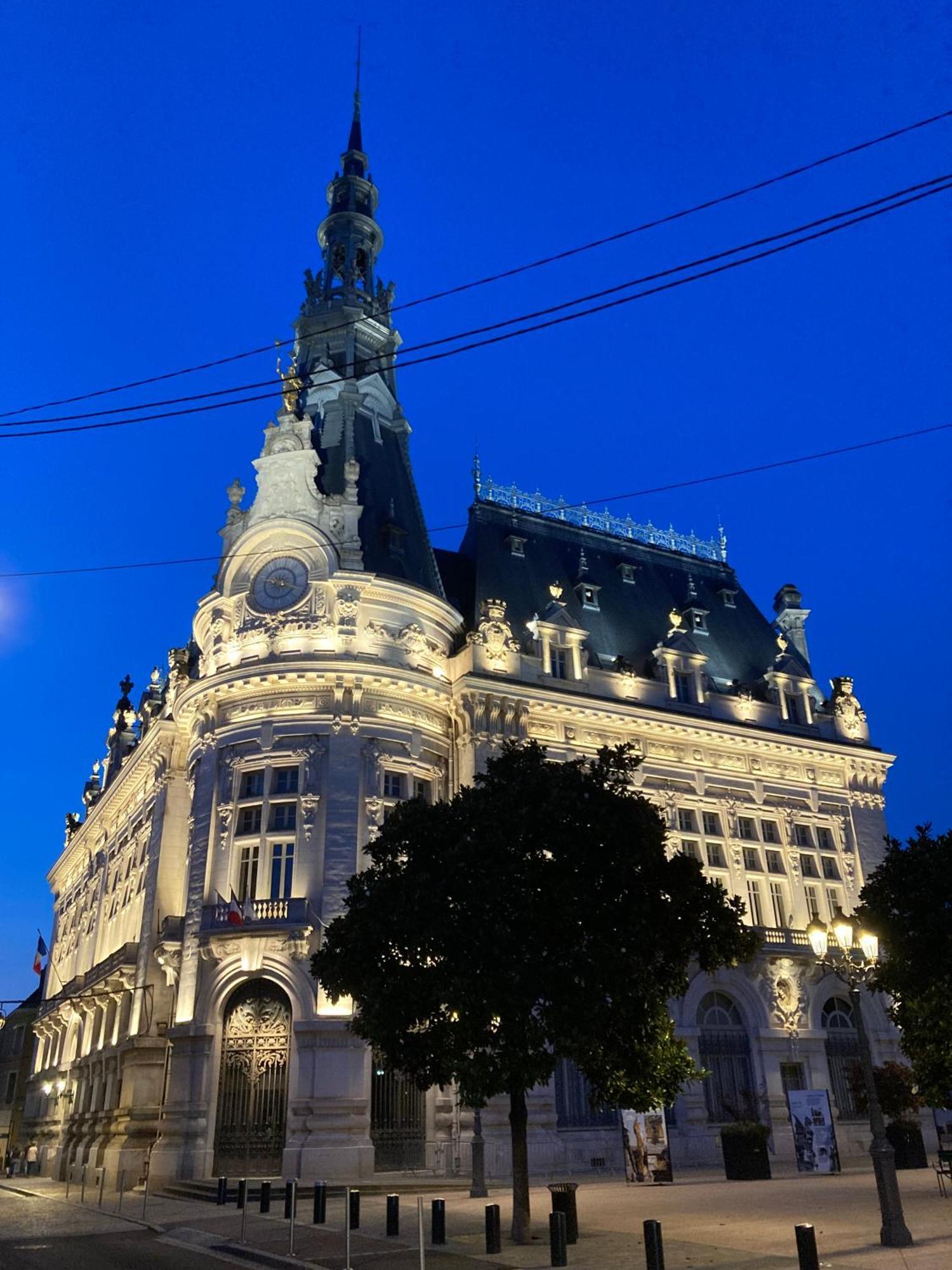 Joli Appart F2, Les 3 Croissants, Centre Ville Sens Luaran gambar